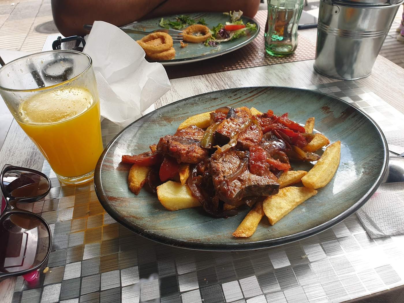 Solomillo a la plancha con patatas rústicas y pimientos asados.